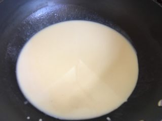 广式奶黄月饼,过筛后倒入不粘锅