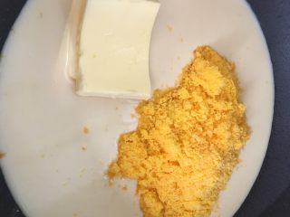广式奶黄月饼,过筛好的咸蛋黄、黄油放入淡奶糊