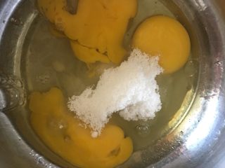 广式奶黄月饼,鸡蛋、白糖搅拌均匀