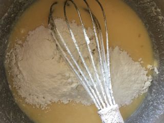 广式奶黄月饼,加入奶粉、玉米淀粉拌匀
