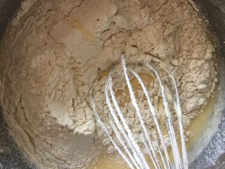 广式奶黄月饼,加入低筋粉拌至无颗粒
