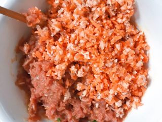 饺子这样做，端上桌肯定倍有面子！,5.把胡萝卜香菇末放入调好的肉馅中搅拌均匀。