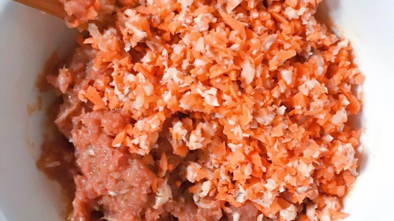饺子这样做，端上桌肯定倍有面子！,5.把胡萝卜香菇末放入调好的肉馅中搅拌均匀。