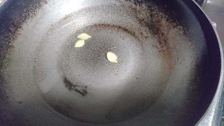 香卤虎皮凤爪,锅中清水适量，小勺盐，2.3片姜