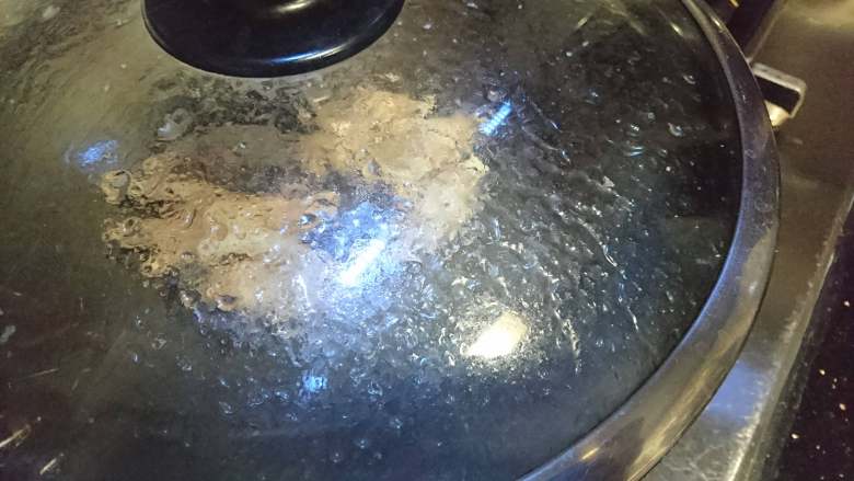 香卤虎皮凤爪,待油飞溅过后锅内蒸汽会让锅盖清晰少许改小火