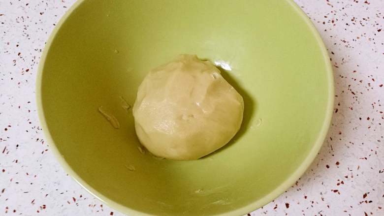 枣泥核桃绣球酥,用手揉捏成团，盖上保鲜膜放在一边。