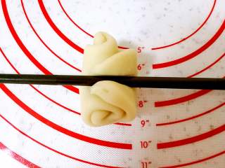 枣泥核桃绣球酥, 饧发好的油皮很软有弹性，用筷子从油皮卷中间压一下，两头翘起。
