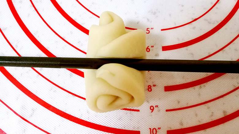 枣泥核桃绣球酥, 饧发好的油皮很软有弹性，用筷子从油皮卷中间压一下，两头翘起。