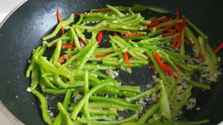 新文美食  青椒炒肉丝,在倒入尖椒，丝炒均匀