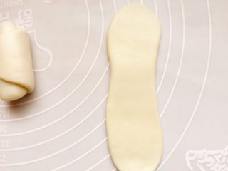 豆沙酥饼,取一个卷再次擀开，擀成长舌型。