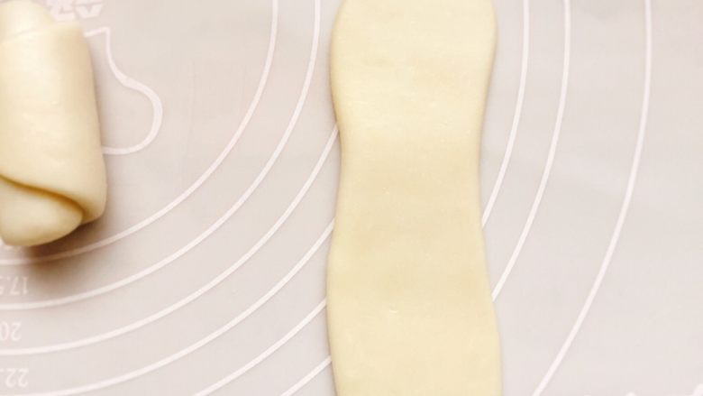 豆沙酥饼,取一个卷再次擀开，擀成长舌型。