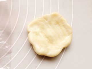 豆沙酥饼,用手捏成圆形如图