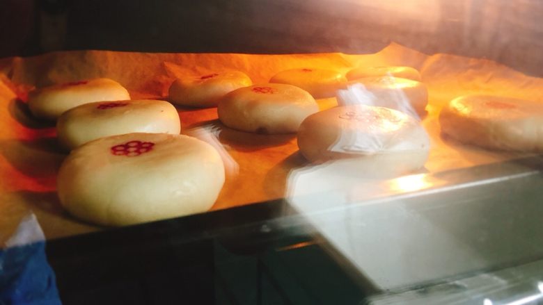 豆沙酥饼,放入预热好的烤箱，中层，上下管180度，烘烤25分钟，烤至两面金黄即可。