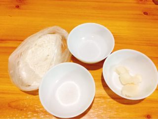 豆沙酥饼,制作油皮的食材：水，细砂糖，猪油，普通面粉