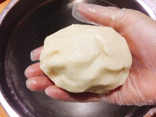 豆沙酥饼,再用手揉均匀。如果很软的话，可以冰箱冷藏一会变硬，方便分割。