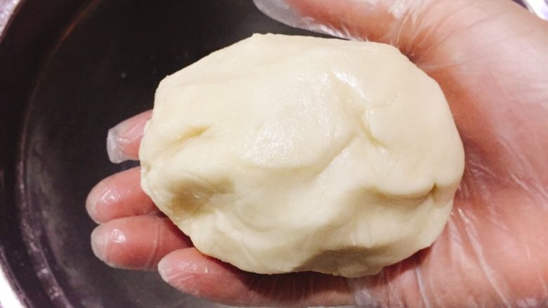 豆沙酥饼,再用手揉均匀。如果很软的话，可以冰箱冷藏一会变硬，方便分割。