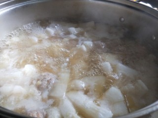 冬瓜肉丸粉丝汤,做好的肉丸在煮5分钟。