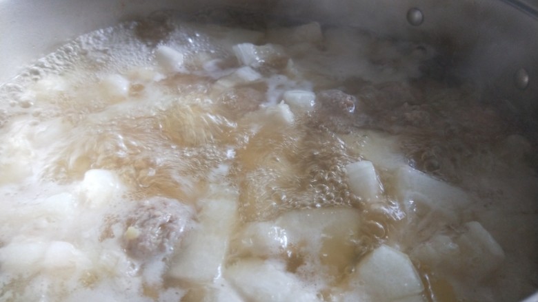 冬瓜肉丸粉丝汤,做好的肉丸在煮5分钟。