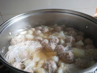 冬瓜肉丸粉丝汤,放入适量盐搅拌均匀。