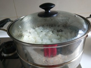 冬瓜肉丸粉丝汤,锅中加半锅水烧开，放入冬瓜。