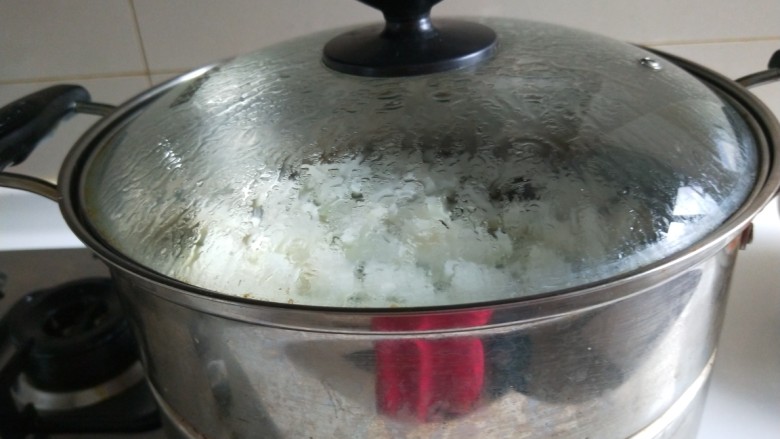 冬瓜肉丸粉丝汤,锅中加半锅水烧开，放入冬瓜。