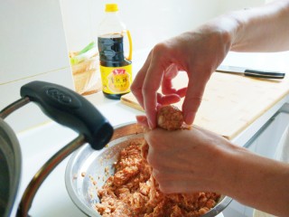 冬瓜肉丸粉丝汤,用虎口挤出来肉丸，直接用手放入锅中，这样很快就做好了。