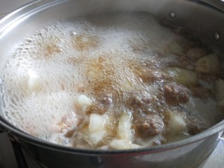 冬瓜肉丸粉丝汤,加入盐大火烧开。
