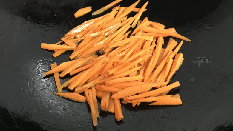 胡萝卜炒芦笋,把胡萝卜丝放入一起翻炒均匀。