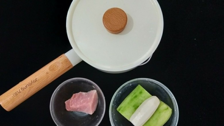 小清新丝瓜饼,准备好食材，首先把<a style='color:red;display:inline-block;' href='/shicai/ 57'>丝瓜</a>去皮。(图片中的山药是不用的)