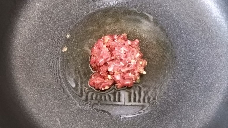 咖喱牛肉炒饭,热锅凉油下牛肉，翻炒均匀。