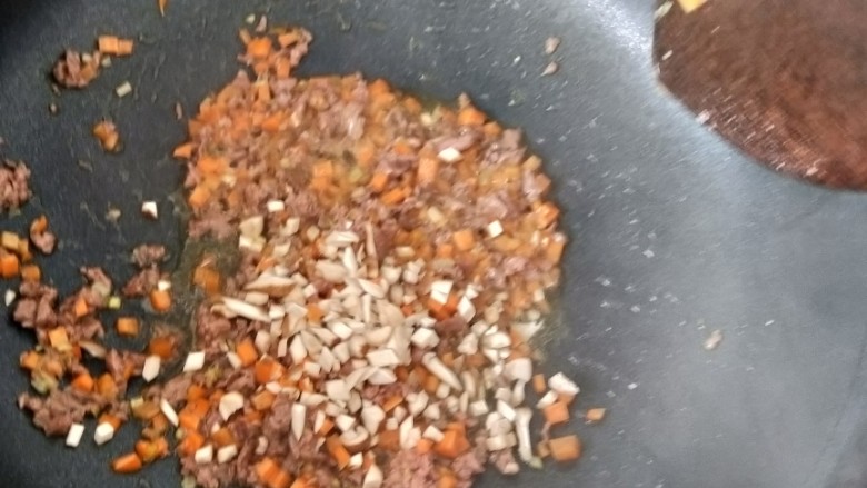 咖喱牛肉炒饭,翻炒均匀后加入香菇丁。