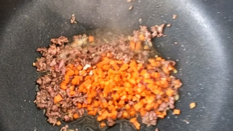 咖喱牛肉炒饭,待牛肉变色后，放入胡萝卜。