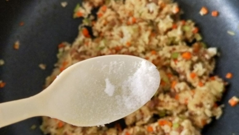 咖喱牛肉炒饭,出锅前再加入一丢丢盐调味，翻炒均匀即可。
