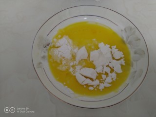 开口笑,将鸡蛋液打散放入盘中，加入泡打粉、苏打粉、盐、白糖、油，搅拌均匀。
