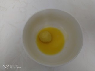 开口笑,在鸡蛋液中蘸一下，让其均匀粘上蛋液。