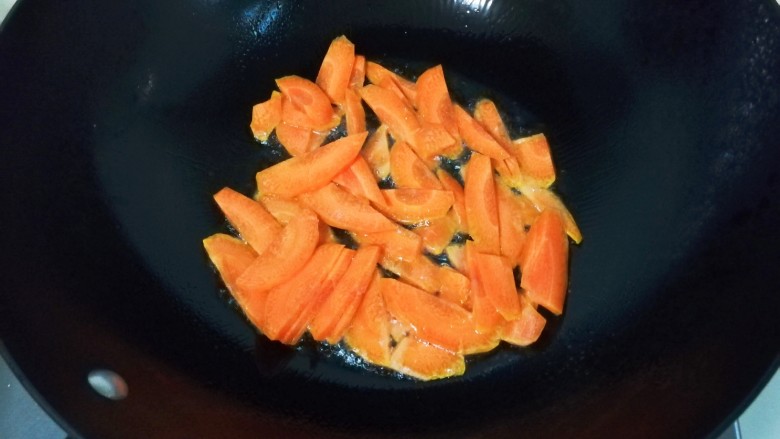 白菜胡萝卜年糕,热锅凉油放入胡萝卜煎至变色