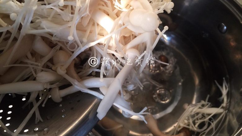 香烤鲜菇,水烧开，把洗净的菇类倒进去汆烫2分钟