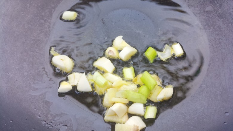 小白菜清蒸肉汤,然后锅里热油，把葱姜蒜爆香。