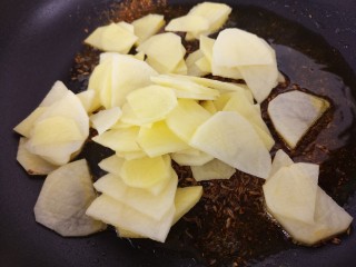 美味孜然土豆片,然后加入土豆片儿炒。
