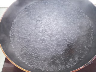 黄瓜肉丝面,然后锅里烧水。