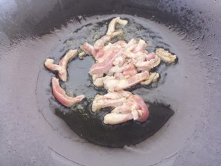 黄瓜肉丝面,然后锅里热油，把肉丝放进去炒。