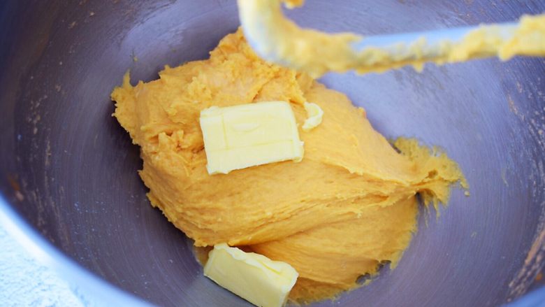 胡萝卜爱心小面包,加入黄油，继续启动三档快速揉面10分钟
