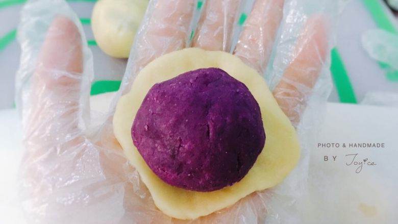 拉丝芝士紫薯仙豆糕 网红糕点来报道,将包好芝士碎的紫薯球放入其中，慢慢往中间收口。