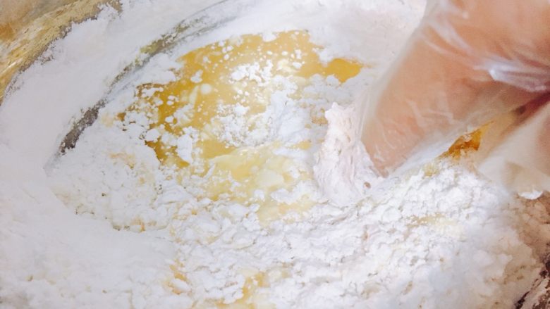 拉丝芝士紫薯仙豆糕 网红糕点来报道,戴上手套，将面粉与液体搅拌
