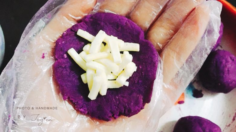 拉丝芝士紫薯仙豆糕 网红糕点来报道,取约12g紫薯泥，包入芝士碎，慢慢收口，搓成小圆球。