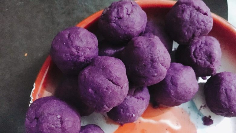 拉丝芝士紫薯仙豆糕 网红糕点来报道,全部紫薯泥包入芝士，搓好圆球备用。