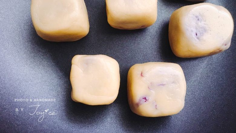 拉丝芝士紫薯仙豆糕 网红糕点来报道,不粘锅上火预热，放入仙豆糕，小火慢煎。