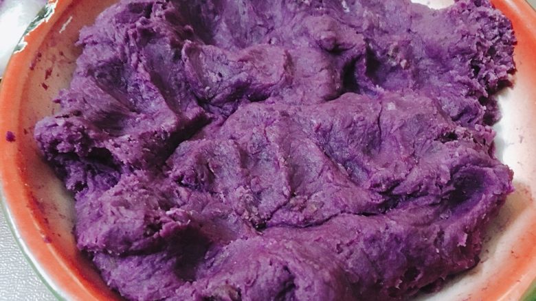 拉丝芝士紫薯仙豆糕 网红糕点来报道,用勺子压泥，搅拌均匀。