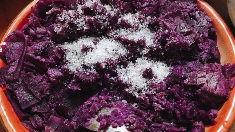 拉丝芝士紫薯仙豆糕 网红糕点来报道,蒸好的紫薯加入一勺半白糖。
(喜甜的可多加点，不想吃甜可以不加)