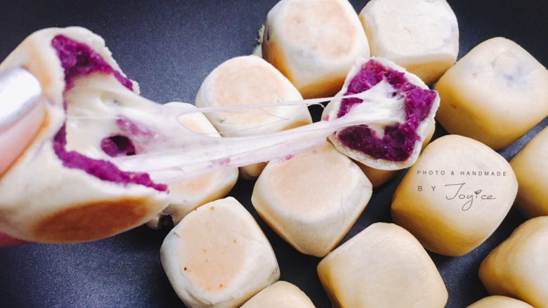 拉丝芝士紫薯仙豆糕 网红糕点来报道,煎好一块的时候，我已经迫不及待的试了一下了……哈哈哈哈…